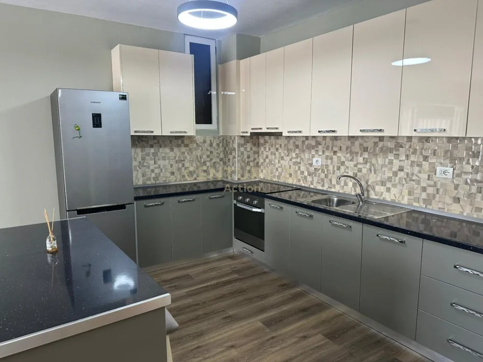Tirane, shitet apartament 1+1 Kati 5, 73 m² 120.000 € (astiri)