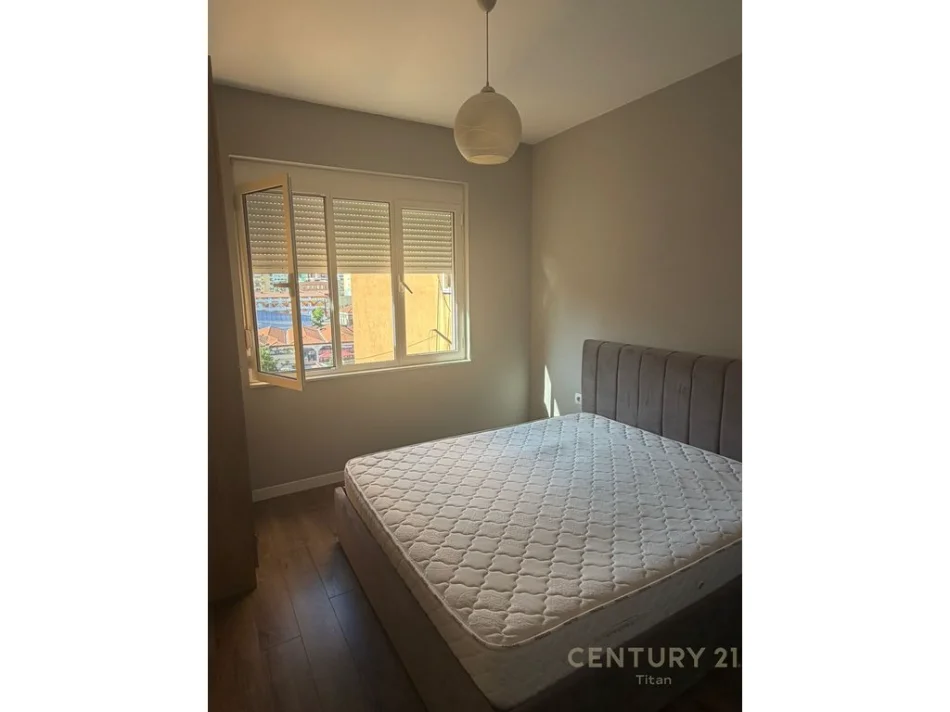 Tirane, jepet me qera apartament 1+1 Kati 5, 60 m² 600 € (Pazari i ri)