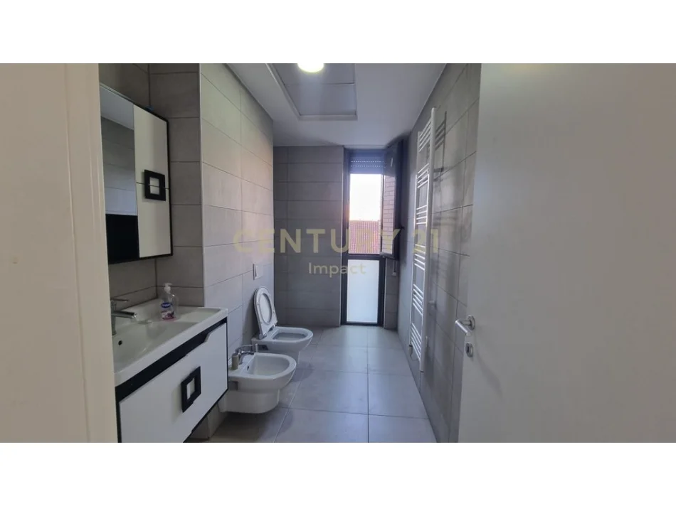 Tirane, jepet me qera apartament 2+1+Ballkon Kati 1, 107 m² 850 € (don bosko)