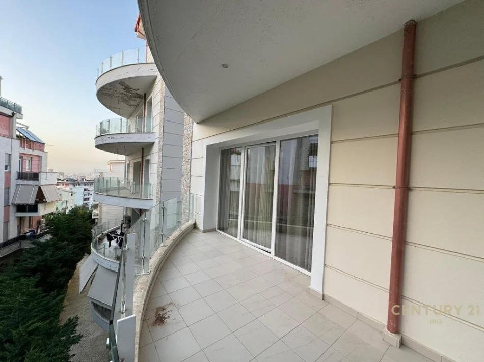 Tirane, jepet me qera apartament 2+1 Kati 3, 107 m² 750 € (Kopshti Botanik)