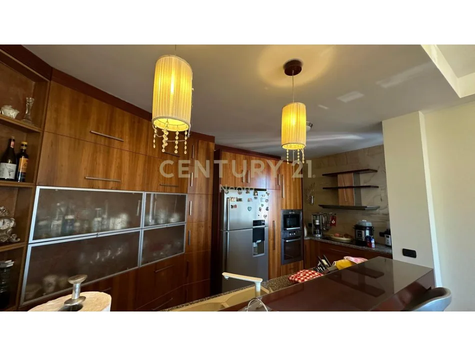Tirane, shitet apartament 3+1+Ballkon Kati 7, 285 m² 420.000 € (kodra e diellit)