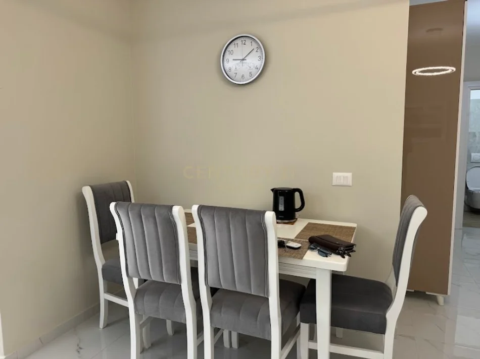 Tirane, jepet me qera apartament 1+1 Kati 5, 70 m² 650 € (mine peza)