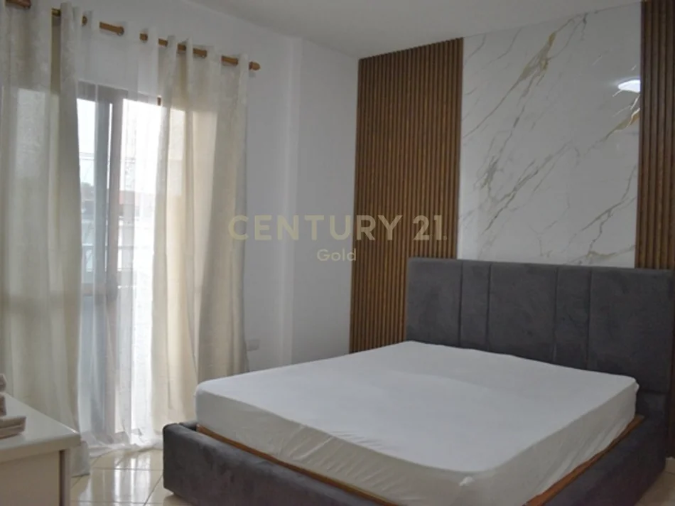 Tirane, jepet me qera apartament 2+1+Ballkon Kati 4, 105 m² 650 € 