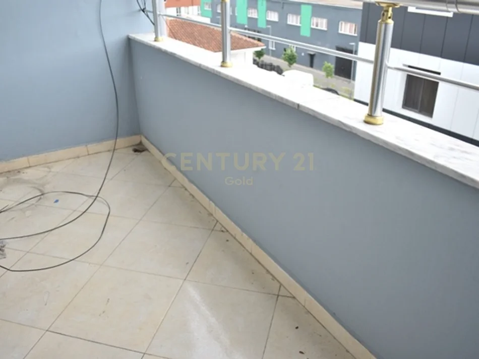 Tirane, jepet me qera apartament 2+1+Ballkon Kati 4, 105 m² 650 € 