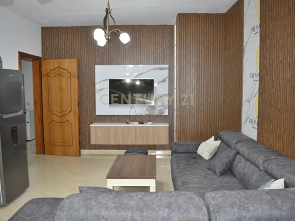 Tirane, jepet me qera apartament 2+1+Ballkon Kati 4, 105 m² 650 € 
