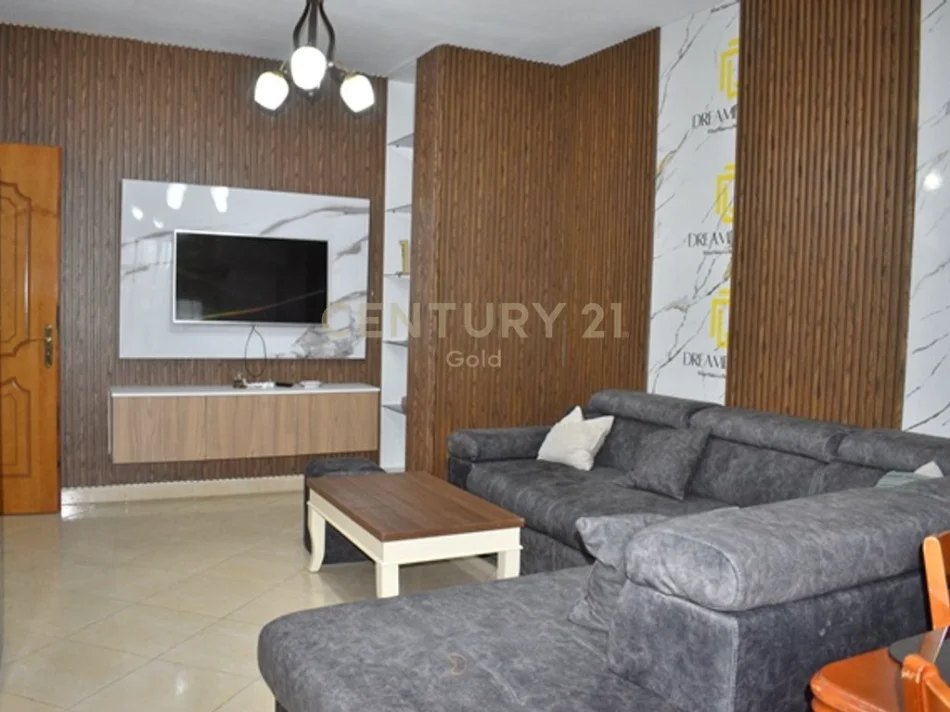 Tirane, jepet me qera apartament 2+1+Ballkon Kati 4, 105 m² 650 € (don bosko)