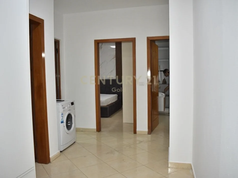 Tirane, jepet me qera apartament 2+1+Ballkon Kati 4, 105 m² 650 € 
