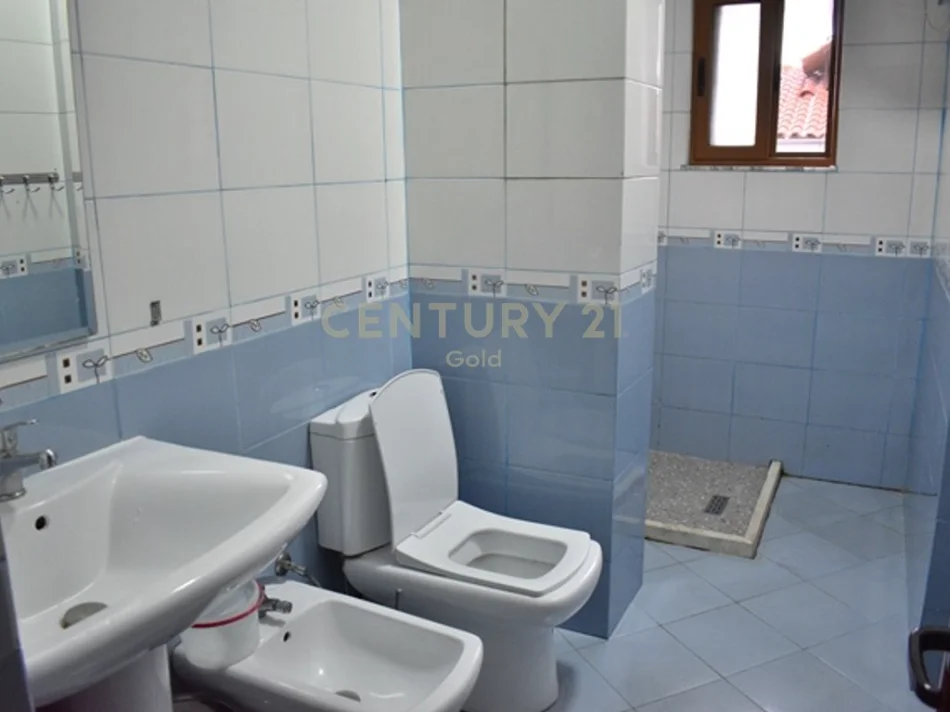 Tirane, jepet me qera apartament 2+1+Ballkon Kati 4, 105 m² 650 € 