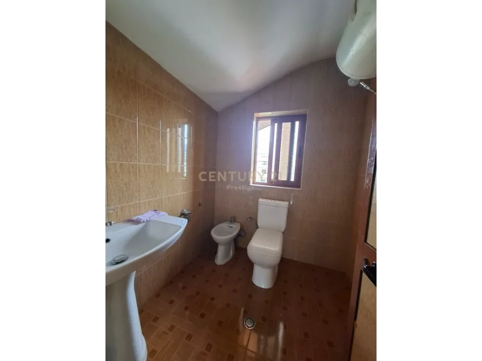 Tirane, jepet me qera Vile 2+1+Aneks+Ballkon Kati 4, 121 m² 450 € (TEK RRETH-RROTULLIMI I SHKOZES)
