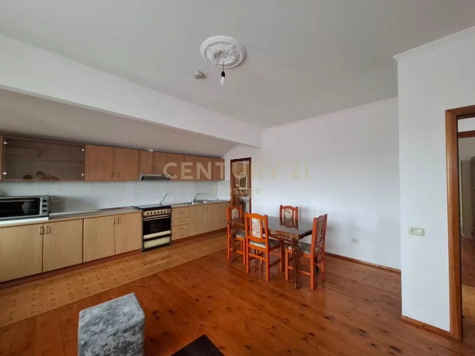Tirane, jepet me qera Vile 2+1+Aneks+Ballkon Kati 4, 121 m² 450 € (TEK RRETH-RROTULLIMI I SHKOZES)