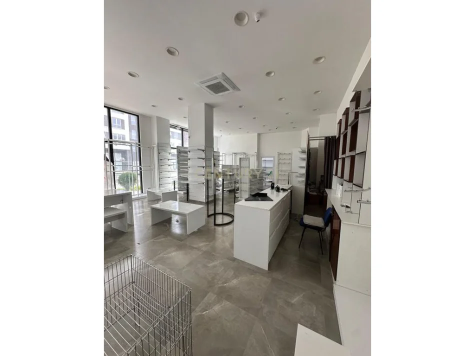 Tirane, shitet ambjent biznesi Kati 0, 116 m² 450.000 € (5 Maji)