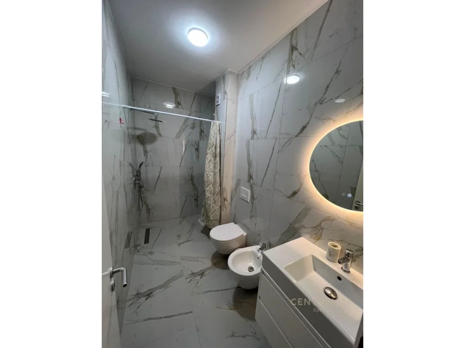 Tirane, jepet me qera apartament 2+1+Ballkon Kati 6, 99 m² 900 € (shkolla e kuqe)