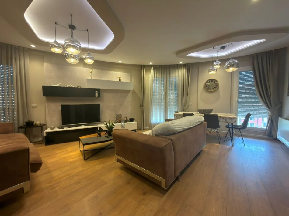 Tirane, jepet me qera apartament 2+1 Kati 5, 92 m² 800 € (ali demi)