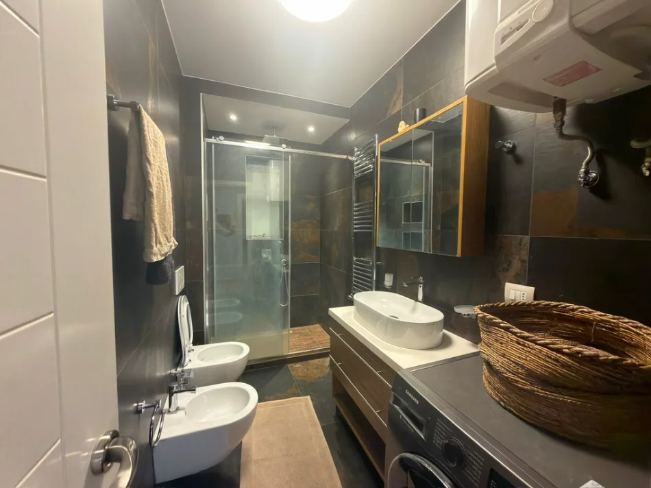 Tirane, jepet me qera apartament 2+1 Kati 5, 92 m² 800 € (ali demi)
