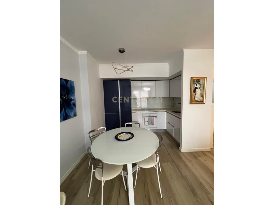 Tirane, jepet me qera apartament 2+1+Ballkon Kati 5, 110 m² 900 € (brryli)