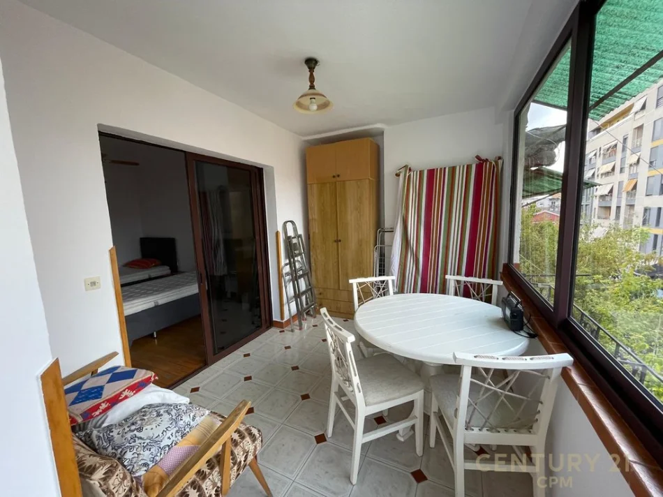 Tirane, jepet me qera apartament 2+1 Kati 4, 80 m² 550 € (pazari i ri)