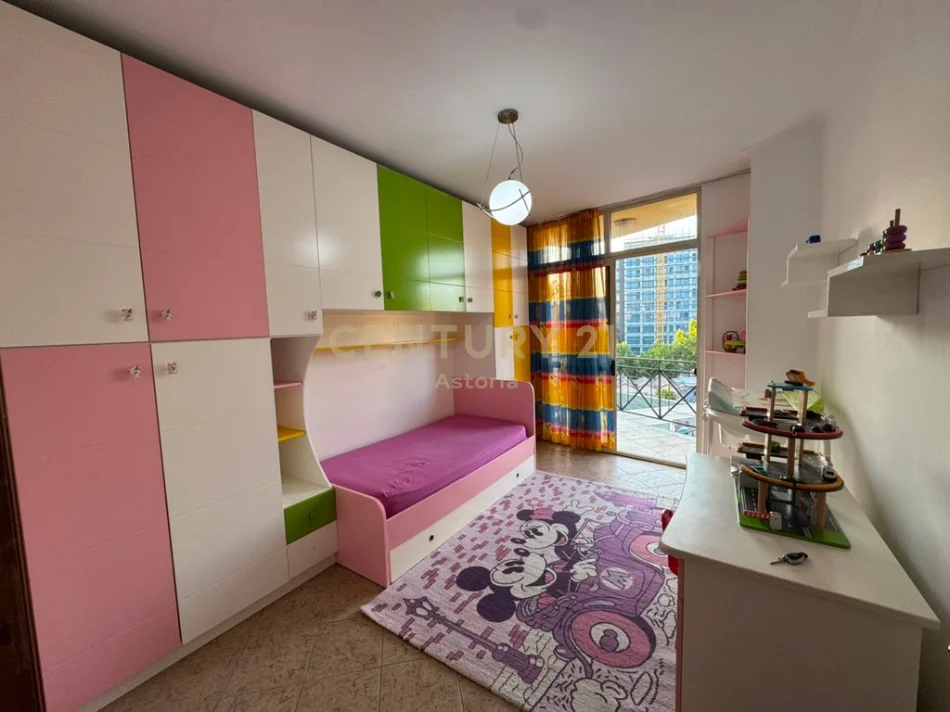 Tirane, jepet me qera apartament 2+1 , 100 m² 650 € (rruga e barrikadave)