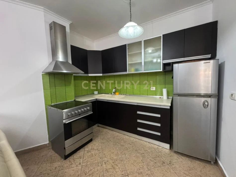 Tirane, jepet me qera apartament 2+1 , 100 m² 650 € (rruga e barrikadave)