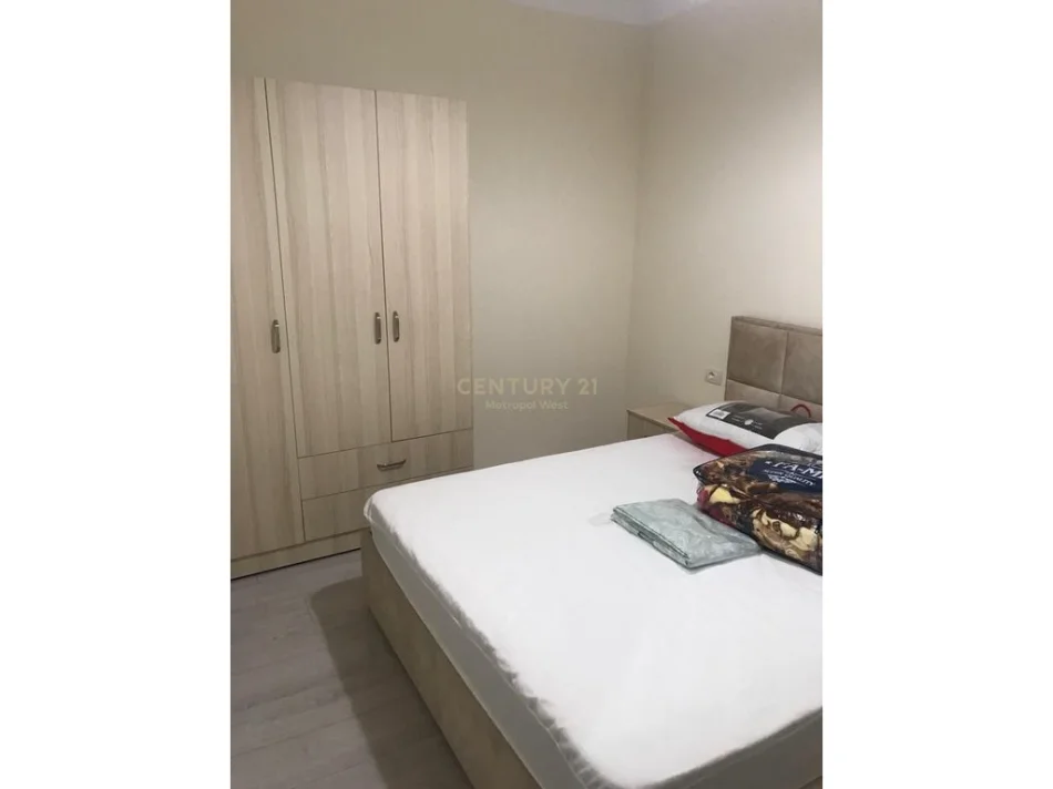Tirane, jepet me qera apartament 1+1 Kati 1, 77 m² 400 € (Kompleksi Grand tek Tregu Elektrik)