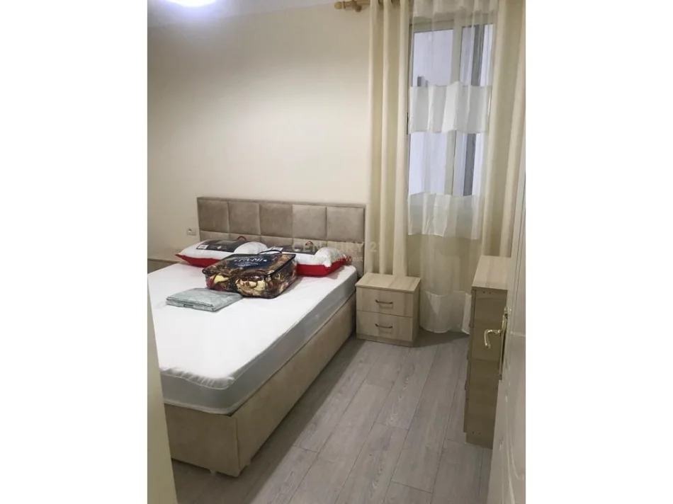 Tirane, jepet me qera apartament 1+1 Kati 1, 77 m² 400 € (Tregu Elektrik)