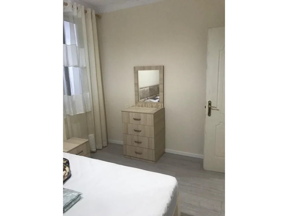 Tirane, jepet me qera apartament 1+1 Kati 1, 77 m² 400 € (Kompleksi Grand tek Tregu Elektrik)