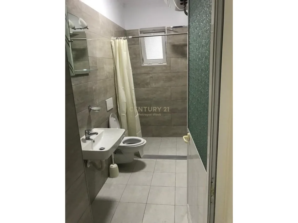 Tirane, jepet me qera apartament 1+1 Kati 1, 77 m² 400 € (Kompleksi Grand tek Tregu Elektrik)