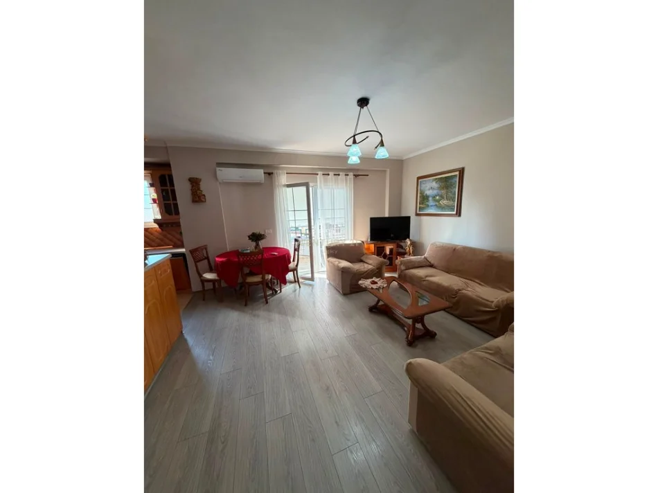 Tirane, jepet me qera apartament 2+1+Ballkon Kati 4, 88 m² 650 € (rruga e barrikadave)