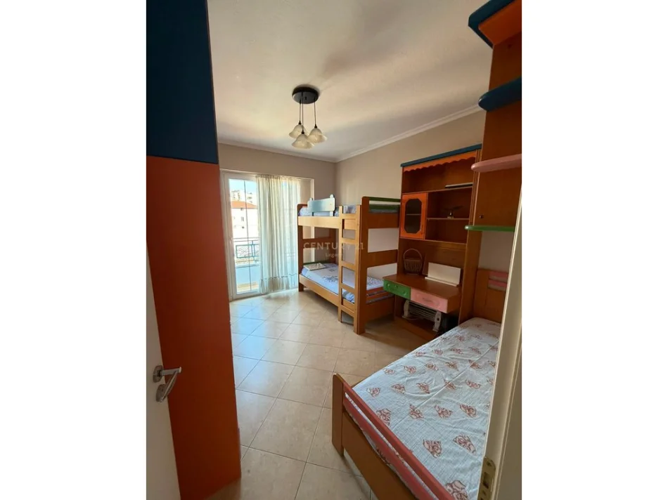 Tirane, jepet me qera apartament 2+1+Ballkon Kati 4, 88 m² 650 € (rruga e barrikadave)