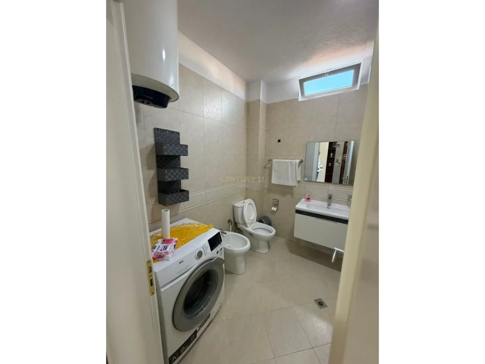 Tirane, jepet me qera apartament 2+1+Ballkon Kati 4, 88 m² 650 € (rruga e barrikadave)