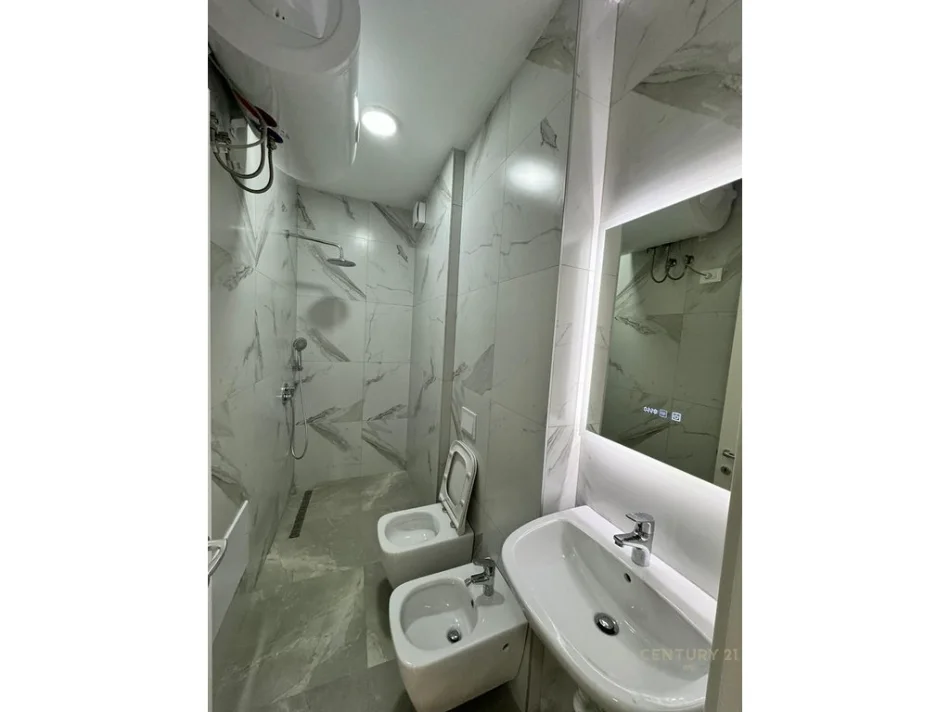 Tirane, jepet me qera apartament 2+1 Kati 8, 125 m² 1.300 € (Tirana Garden building)