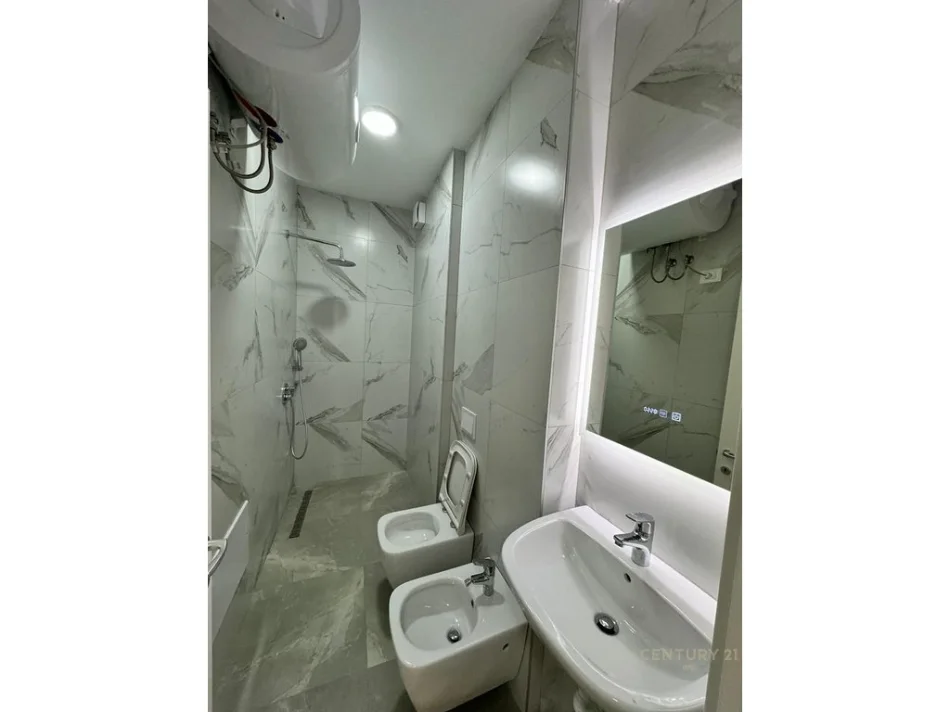 Tirane, jepet me qera apartament 2+1+Ballkon Kati 8, 125 m² 1.300 € 