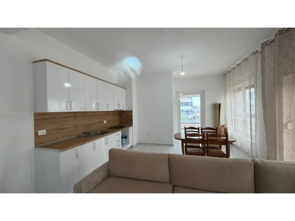 Tirane, jepet me qera apartament 2+1+Ballkon Kati 2, 110 m² 450 € (Ali Dem)