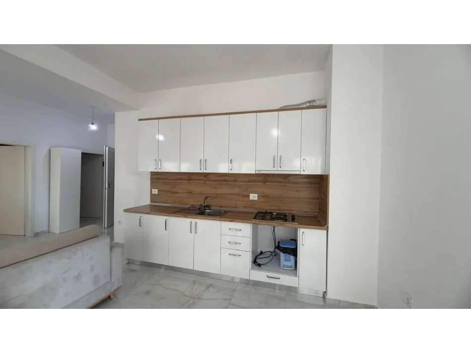 Tirane, jepet me qera apartament 2+1+Ballkon Kati 2, 110 m² 450 € (Ali Dem)