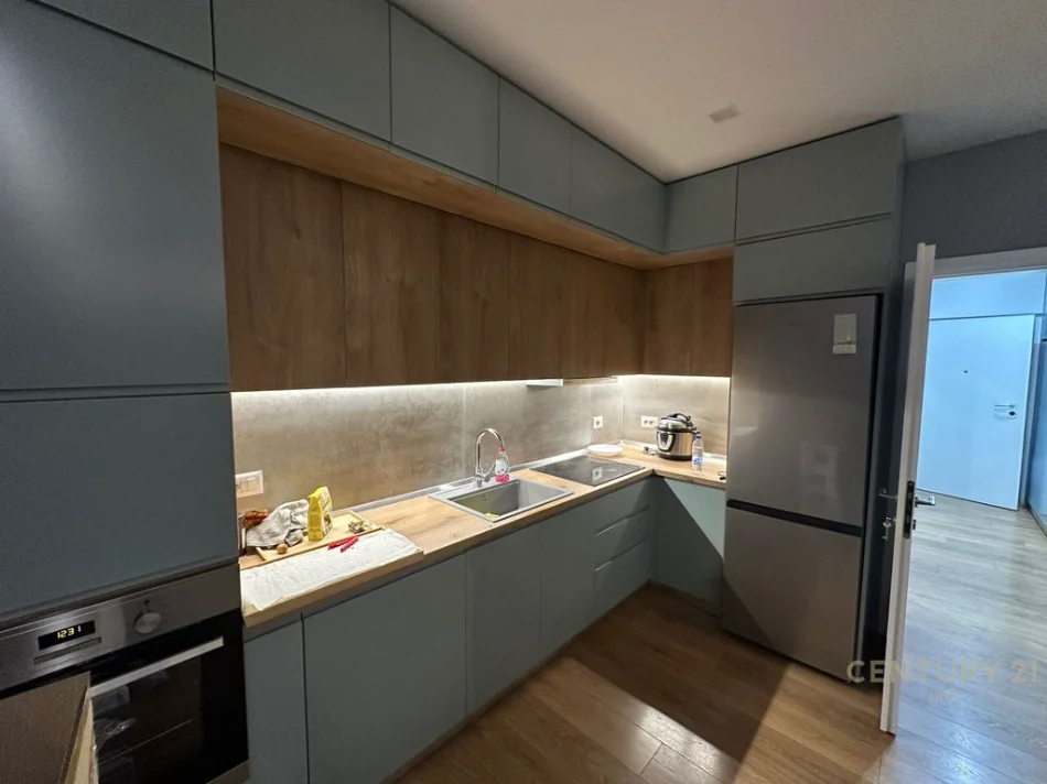 Tirane, jepet me qera apartament 1+1 Kati 4, 70 m² 650 € (Komuna e Parisit)