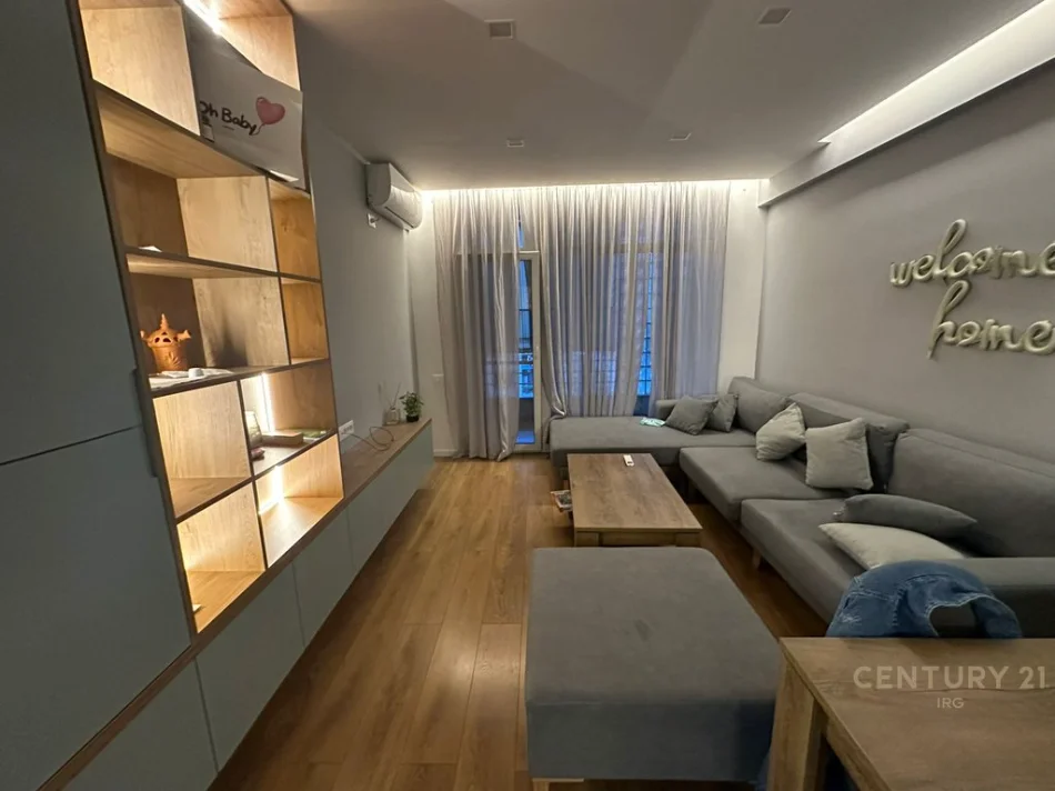 Tirane, jepet me qera apartament 1+1+Ballkon Kati 4, 70 m² 650 € (Komuna e Parisit)
