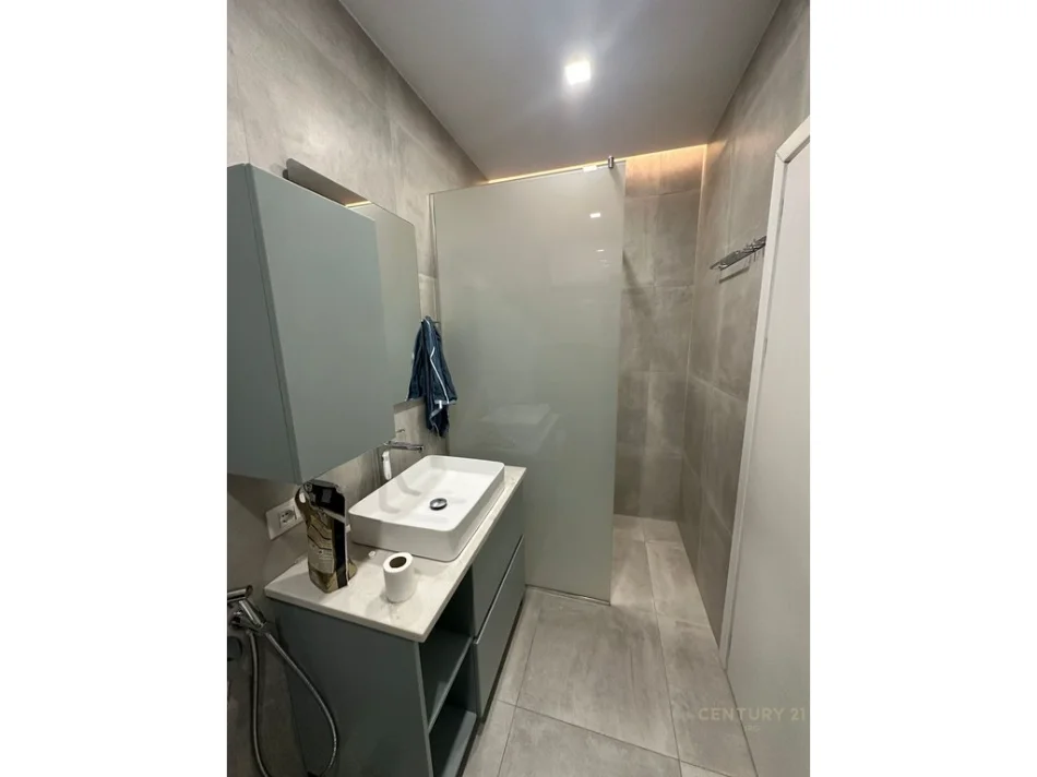 Tirane, jepet me qera apartament 1+1+Ballkon Kati 4, 70 m² 650 € (Komuna e Parisit)