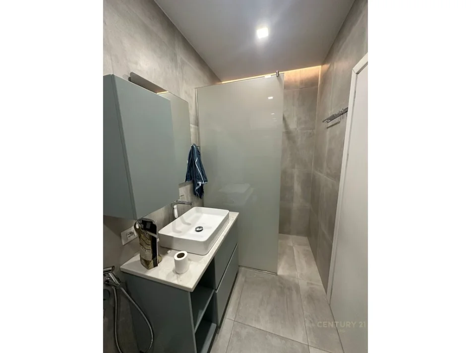 Tirane, jepet me qera apartament 1+1+Ballkon Kati 4, 70 m² 650 € (Komuna e Parisit)