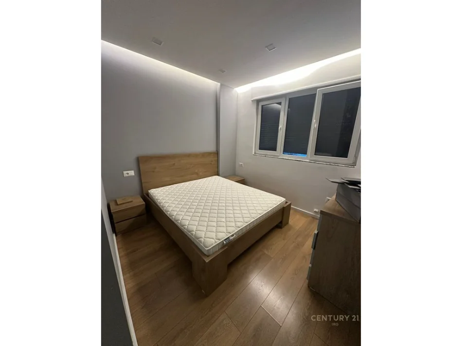 Tirane, jepet me qera apartament 1+1+Ballkon Kati 4, 70 m² 650 € (Komuna e Parisit)