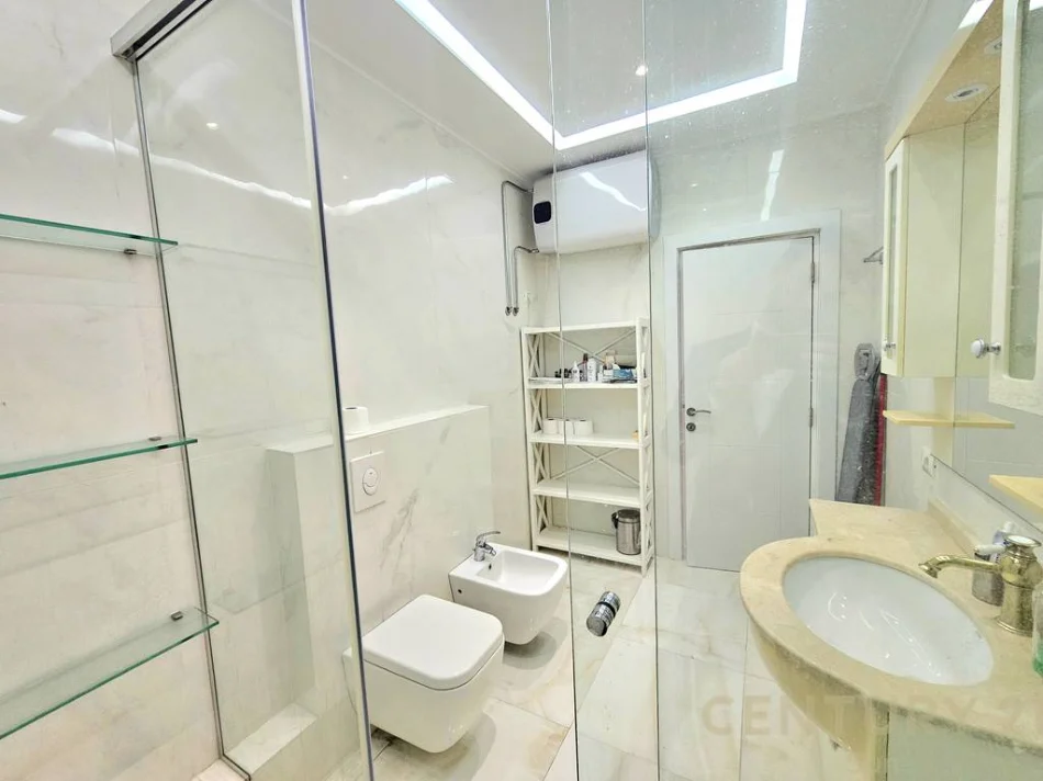 Tirane, jepet me qera apartament 2+1+Ballkon Kati 4, 126 m² 1.000 € (rruga e barrikadave)