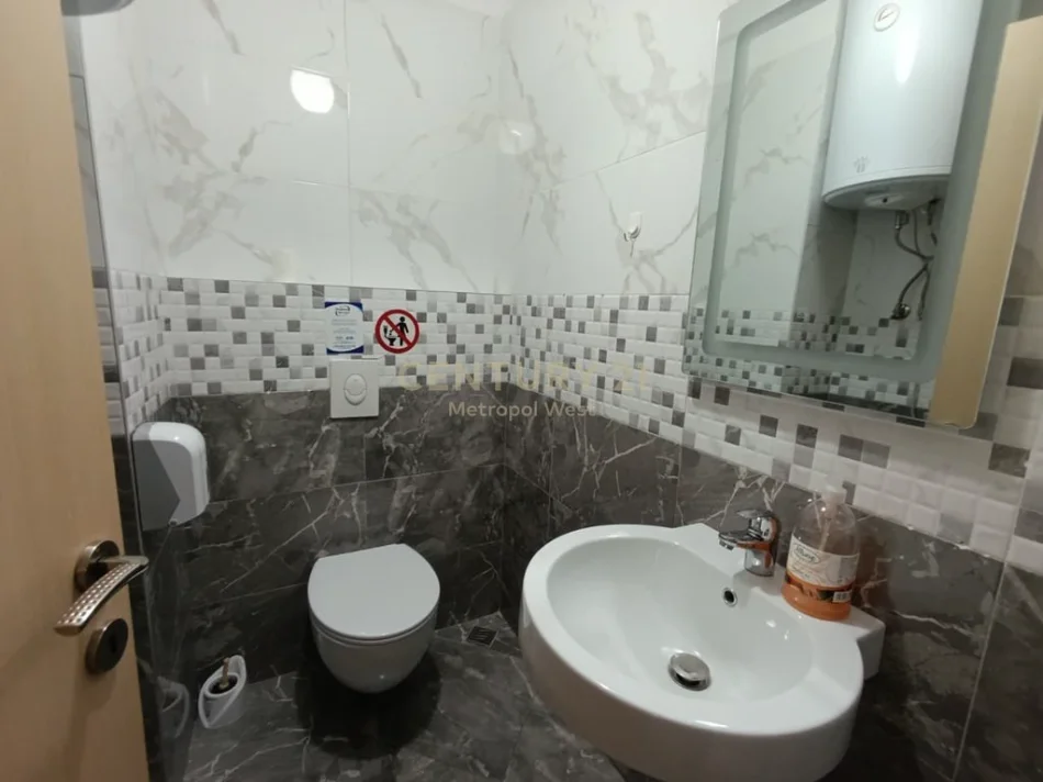 Tirane, jepet me qera apartament 2+1 Kati 1, 94 m² 650 € (21 dhjetori muhamet gjollesha)