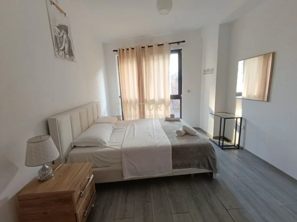 Tirane, jepet me qera apartament 2+1 Kati 1, 94 m² 650 € (21 dhjetori muhamet gjollesha)
