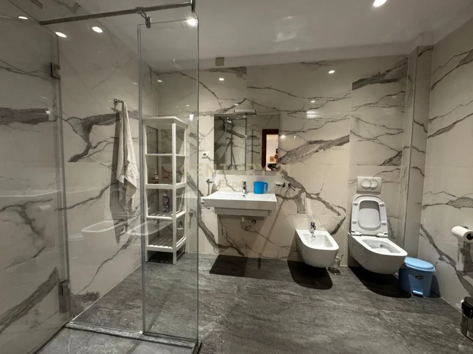 Tirane, shitet apartament 5+1 Kati 1, 183 m² 364.000 € (myslym shyri)