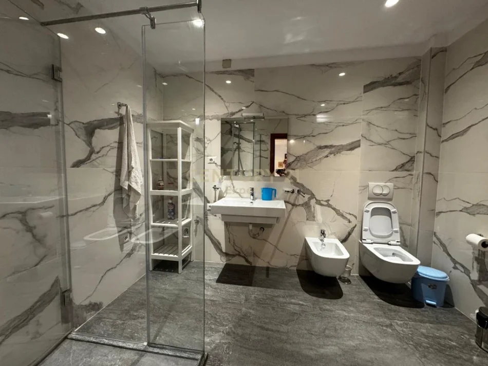 Tirane, shitet apartament 5+1+Ballkon Kati 1, 183 m² 364.000 € (myslym shyri)