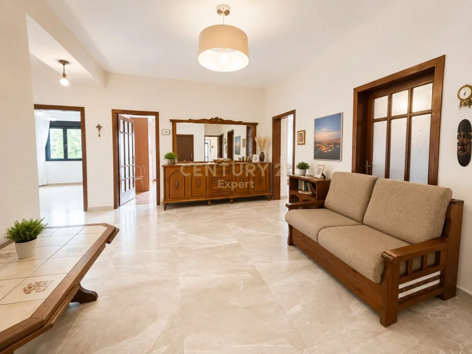 Tirane, shitet apartament 5+1+Ballkon Kati 1, 183 m² 364.000 € (myslym shyri)