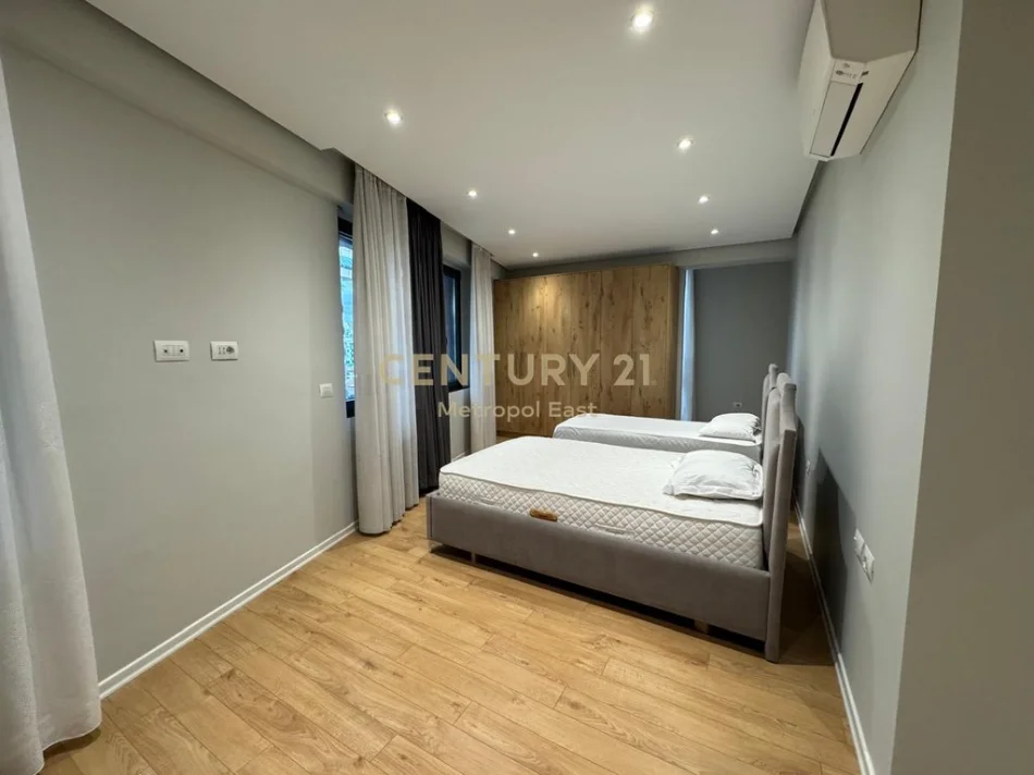 Tirane, jepet me qera apartament 2+1+Ballkon Kati 5, 115 m² 1.500 € (rruga e dibres)