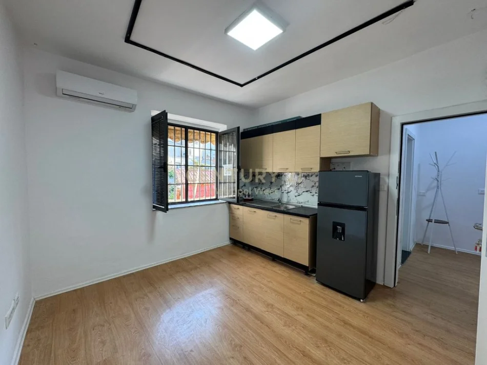Tirane, jepet me qera zyre Kati 3, 45 m² 600 €