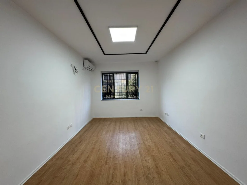 Tirane, jepet me qera zyre Kati 3, 45 m² 600 €