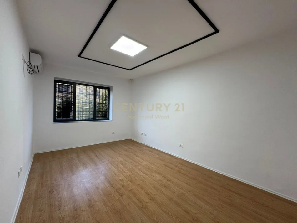 Tirane, jepet me qera zyre Kati 3, 45 m² 600 €
