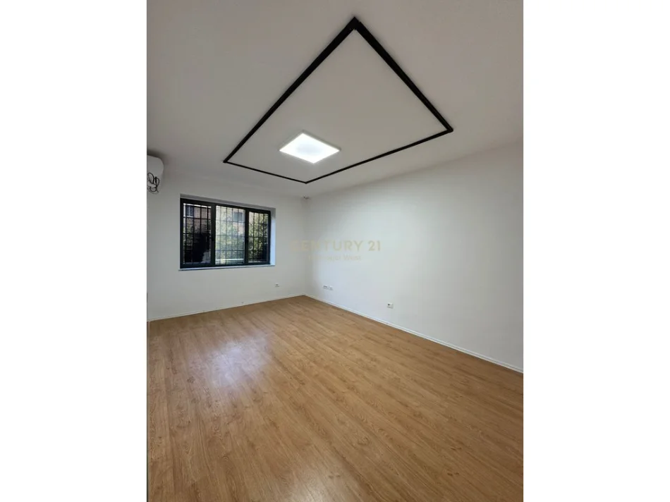 Tirane, jepet me qera zyre Kati 3, 45 m² 600 € (Rruga e Durresit)