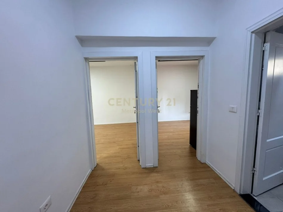 Tirane, jepet me qera zyre Kati 3, 45 m² 600 €